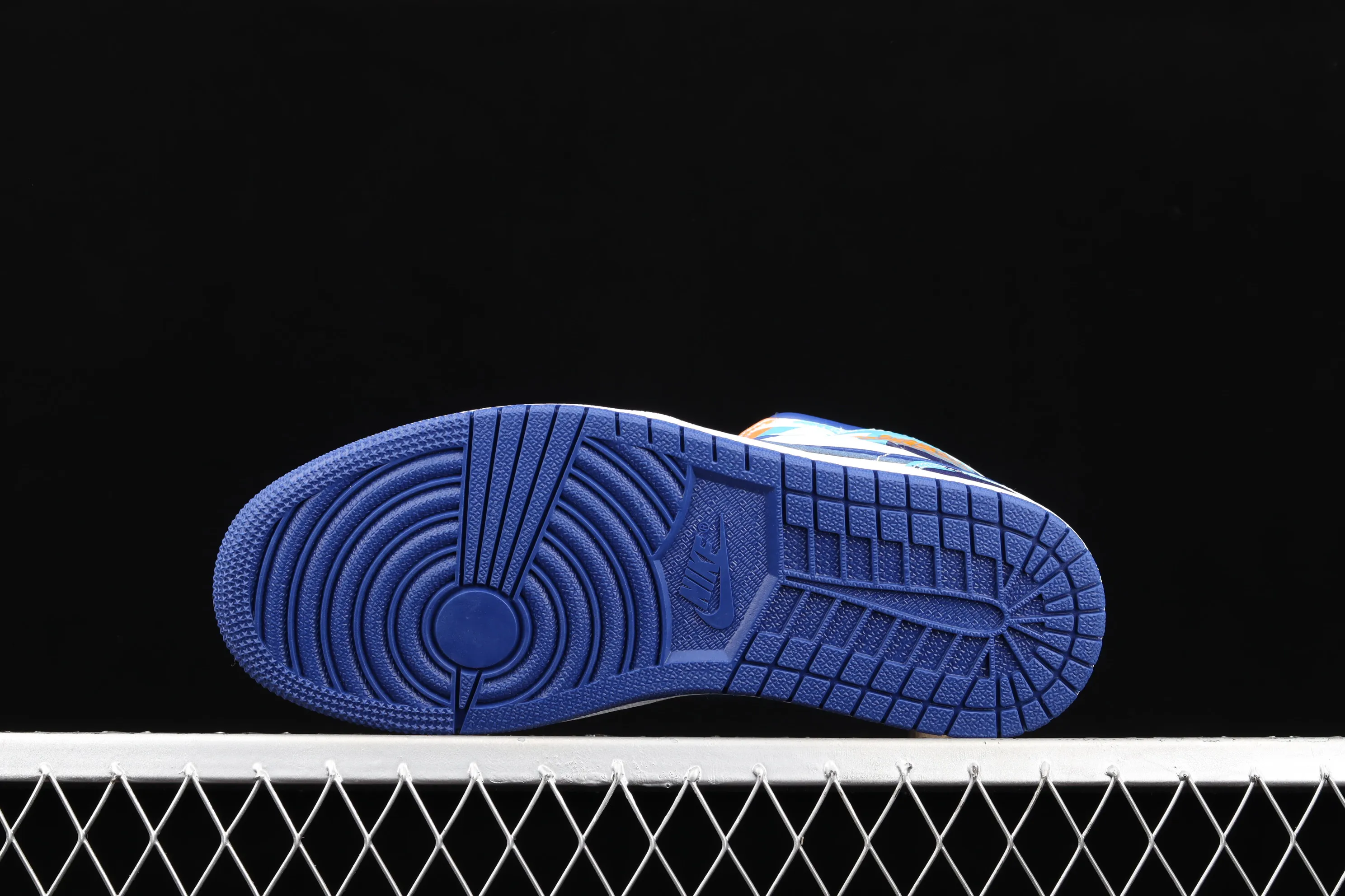 All categories Air Jordan Jordan series basketball shoes Air Jordan 1 Mid Air Jordan 1 Mid AJ1 Joe 1 geometric white and blue Zhongbang basketball shoes 555112-105